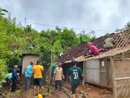 Warga Temuireng Gotong Royong Bongkar Rumah Milik Supardal